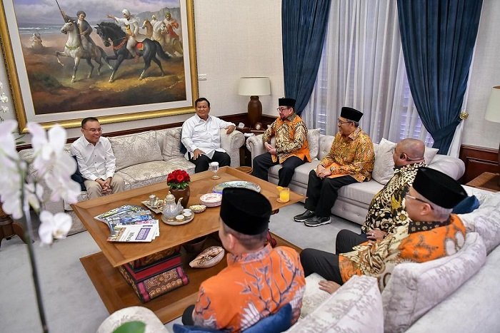 Presiden terpilih sekaligus Ketua Umum Partai Gerindra Prabowo Subianto menerima kedatangan Majelis Syuro Partai Keadilan Sejahtera Dr. Salim Segaf Aljufri. (Instagram.com @aheryawan)