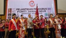 Wilianto Tanta Ketua Umum Paguyuban Sosial Marga Tionghoa Indonesia (PSMTI) melantik Pepeng Putra Wirawan sebagai Ketua PSMTI Jatim periode masa bakti 2025-2029. (Dok. PSMTI)