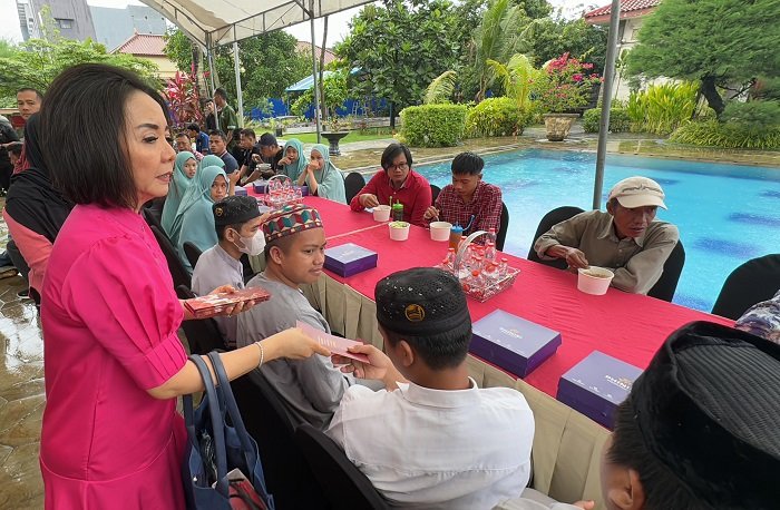 Ketua Umum PSMTI Wilianto Tanta Menjamu Anak-anak Panti Asuhan Dijamu di Kediamannya. (Dok. PSMTI)