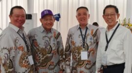 PSMTI melakukan penghormatan dengan mengenakan pakaian Batik Silver PSMTI. (Dok. PSMTI)
