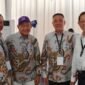 PSMTI melakukan penghormatan dengan mengenakan pakaian Batik Silver PSMTI. (Dok. PSMTI)