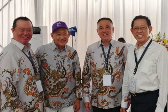 PSMTI melakukan penghormatan dengan mengenakan pakaian Batik Silver PSMTI. (Dok. PSMTI)