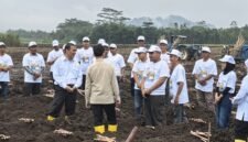 Wamentan Sudaryono menyerahkan traktor dan combine harvester ke petani Ketapang, dia peringatkan larangan jual atau sewa alsintan bantuan negara. (Dok. Kementerian Pertanian)
