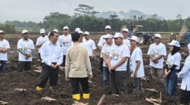 Wamentan Sudaryono menyerahkan traktor dan combine harvester ke petani Ketapang, dia peringatkan larangan jual atau sewa alsintan bantuan negara. (Dok. Kementerian Pertanian)
