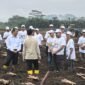 Wamentan Sudaryono menyerahkan traktor dan combine harvester ke petani Ketapang, dia peringatkan larangan jual atau sewa alsintan bantuan negara. (Dok. Kementerian Pertanian)
