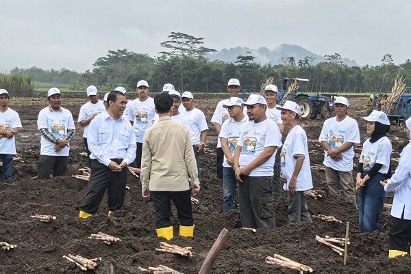 Wamentan Sudaryono menyerahkan traktor dan combine harvester ke petani Ketapang, dia peringatkan larangan jual atau sewa alsintan bantuan negara. (Dok. Kementerian Pertanian)
