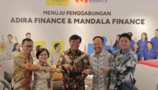 Direksi Adira dan Mandala menandatangani perjanjian merger, disaksikan perwakilan OJK dan MUFG. (Dok. Adira.co.id)
