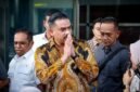 Maman memperlihatkan dokumen pembayaran pribadi istri ke wartawan untuk membantah tuduhan publik. (Dok. maman.abdurrahman.st)