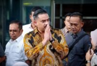 Maman memperlihatkan dokumen pembayaran pribadi istri ke wartawan untuk membantah tuduhan publik. (Dok. maman.abdurrahman.st)