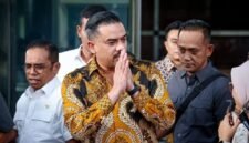Maman memperlihatkan dokumen pembayaran pribadi istri ke wartawan untuk membantah tuduhan publik. (Dok. maman.abdurrahman.st)