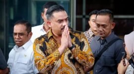 Maman memperlihatkan dokumen pembayaran pribadi istri ke wartawan untuk membantah tuduhan publik. (Dok. maman.abdurrahman.st)