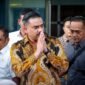 Maman memperlihatkan dokumen pembayaran pribadi istri ke wartawan untuk membantah tuduhan publik. (Dok. maman.abdurrahman.st)