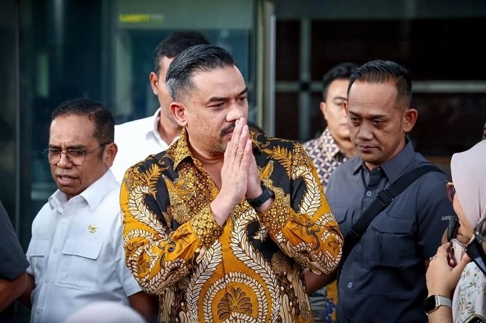 Maman memperlihatkan dokumen pembayaran pribadi istri ke wartawan untuk membantah tuduhan publik. (Dok. maman.abdurrahman.st)
