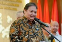 1. Menteri Koordinator Bidang Perekonomian Airlangga Hartarto saat menjelaskan perkembangan negosiasi tarif RI-AS di Jakarta. (Facebook.com @Airlangga Hartarto )
 