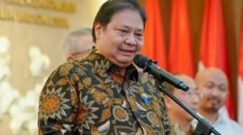 1. Menteri Koordinator Bidang Perekonomian Airlangga Hartarto saat menjelaskan perkembangan negosiasi tarif RI-AS di Jakarta. (Facebook.com @Airlangga Hartarto )
 