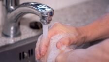 Seseorang mencuci tangan dengan sabun cair di wastafel umum. (Pixabay.com/RoonzNL)