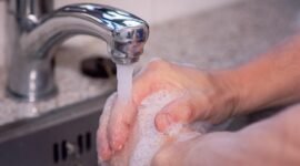 Seseorang mencuci tangan dengan sabun cair di wastafel umum. (Pixabay.com/RoonzNL)