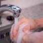 Seseorang mencuci tangan dengan sabun cair di wastafel umum. (Pixabay.com/RoonzNL)