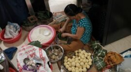 Kue keranjang yang ditumpuk tinggi ini menjadi simbol harapan akan peningkatan rezeki dan kemajuan di tahun baru, menawarkan cita rasa manis dan tekstur kenyal yang telah menjadi bagian tak terpisahkan dari perayaan Imlek.
