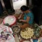 Kue keranjang yang ditumpuk tinggi ini menjadi simbol harapan akan peningkatan rezeki dan kemajuan di tahun baru, menawarkan cita rasa manis dan tekstur kenyal yang telah menjadi bagian tak terpisahkan dari perayaan Imlek.
