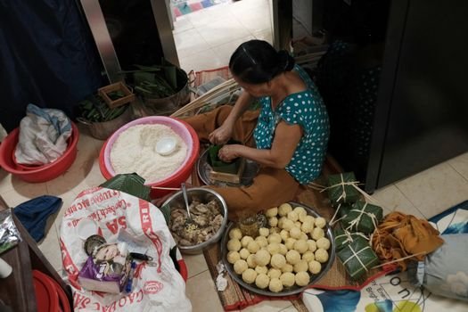 Kue keranjang yang ditumpuk tinggi ini menjadi simbol harapan akan peningkatan rezeki dan kemajuan di tahun baru, menawarkan cita rasa manis dan tekstur kenyal yang telah menjadi bagian tak terpisahkan dari perayaan Imlek.