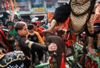 Kemeriahan pawai Cap Go Meh di Singkawang, Kalimantan Barat, memperlihatkan para tatung yang menampilkan kekuatan spiritual dalam balutan busana tradisional yang penuh warna. Ribuan masyarakat tumpah ruah di jalanan untuk menyaksikan atraksi menakjubkan ini, menunjukkan harmoni budaya yang kuat.