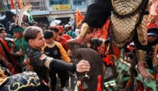 Kemeriahan pawai Cap Go Meh di Singkawang, Kalimantan Barat, memperlihatkan para tatung yang menampilkan kekuatan spiritual dalam balutan busana tradisional yang penuh warna. Ribuan masyarakat tumpah ruah di jalanan untuk menyaksikan atraksi menakjubkan ini, menunjukkan harmoni budaya yang kuat.