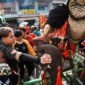 Kemeriahan pawai Cap Go Meh di Singkawang, Kalimantan Barat, memperlihatkan para tatung yang menampilkan kekuatan spiritual dalam balutan busana tradisional yang penuh warna. Ribuan masyarakat tumpah ruah di jalanan untuk menyaksikan atraksi menakjubkan ini, menunjukkan harmoni budaya yang kuat.