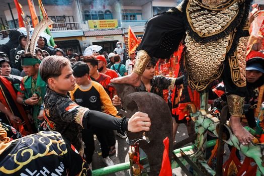 Kemeriahan pawai Cap Go Meh di Singkawang, Kalimantan Barat, memperlihatkan para tatung yang menampilkan kekuatan spiritual dalam balutan busana tradisional yang penuh warna. Ribuan masyarakat tumpah ruah di jalanan untuk menyaksikan atraksi menakjubkan ini, menunjukkan harmoni budaya yang kuat.