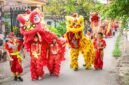 Pertunjukan barongsai yang penuh semangat dengan akrobatik memukau di Indonesia, mencerminkan kekayaan akulturasi budaya Tionghoa dan Nusantara. Kostum singa berwarna-warni yang dinamis menarik perhatian penonton dari berbagai latar belakang.