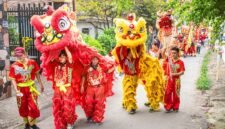 Pertunjukan barongsai yang penuh semangat dengan akrobatik memukau di Indonesia, mencerminkan kekayaan akulturasi budaya Tionghoa dan Nusantara. Kostum singa berwarna-warni yang dinamis menarik perhatian penonton dari berbagai latar belakang.