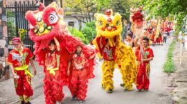 Pertunjukan barongsai yang penuh semangat dengan akrobatik memukau di Indonesia, mencerminkan kekayaan akulturasi budaya Tionghoa dan Nusantara. Kostum singa berwarna-warni yang dinamis menarik perhatian penonton dari berbagai latar belakang.