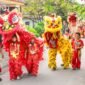 Pertunjukan barongsai yang penuh semangat dengan akrobatik memukau di Indonesia, mencerminkan kekayaan akulturasi budaya Tionghoa dan Nusantara. Kostum singa berwarna-warni yang dinamis menarik perhatian penonton dari berbagai latar belakang.