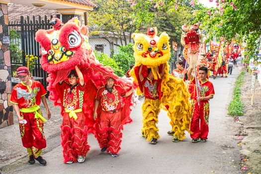 Pertunjukan barongsai yang penuh semangat dengan akrobatik memukau di Indonesia, mencerminkan kekayaan akulturasi budaya Tionghoa dan Nusantara. Kostum singa berwarna-warni yang dinamis menarik perhatian penonton dari berbagai latar belakang.