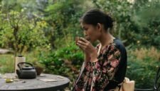 Gambar ini menampilkan kehangatan tradisi minum teh poci khas Indonesia yang disajikan dalam cangkir-cangkir antik, menggambarkan esensi kebersamaan dan percakapan santai. Aroma teh yang mengepul hangat menciptakan suasana akrab yang telah menjadi bagian tak terpisahkan dari budaya Nusantara.