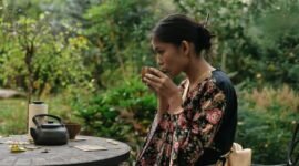 Gambar ini menampilkan kehangatan tradisi minum teh poci khas Indonesia yang disajikan dalam cangkir-cangkir antik, menggambarkan esensi kebersamaan dan percakapan santai. Aroma teh yang mengepul hangat menciptakan suasana akrab yang telah menjadi bagian tak terpisahkan dari budaya Nusantara.