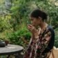 Gambar ini menampilkan kehangatan tradisi minum teh poci khas Indonesia yang disajikan dalam cangkir-cangkir antik, menggambarkan esensi kebersamaan dan percakapan santai. Aroma teh yang mengepul hangat menciptakan suasana akrab yang telah menjadi bagian tak terpisahkan dari budaya Nusantara.