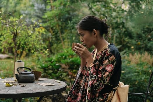 Gambar ini menampilkan kehangatan tradisi minum teh poci khas Indonesia yang disajikan dalam cangkir-cangkir antik, menggambarkan esensi kebersamaan dan percakapan santai. Aroma teh yang mengepul hangat menciptakan suasana akrab yang telah menjadi bagian tak terpisahkan dari budaya Nusantara.