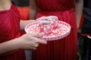 Sepasang pengantin Tionghoa sedang melakukan upacara teh, sebuah ritual penting yang melambangkan penghormatan kepada orang tua dan kerabat yang lebih tua, sekaligus menerima restu serta nasihat bijak untuk perjalanan rumah tangga mereka.