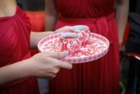 Sepasang pengantin Tionghoa sedang melakukan upacara teh, sebuah ritual penting yang melambangkan penghormatan kepada orang tua dan kerabat yang lebih tua, sekaligus menerima restu serta nasihat bijak untuk perjalanan rumah tangga mereka.
