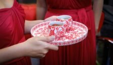 Sepasang pengantin Tionghoa sedang melakukan upacara teh, sebuah ritual penting yang melambangkan penghormatan kepada orang tua dan kerabat yang lebih tua, sekaligus menerima restu serta nasihat bijak untuk perjalanan rumah tangga mereka.