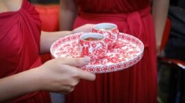 Sepasang pengantin Tionghoa sedang melakukan upacara teh, sebuah ritual penting yang melambangkan penghormatan kepada orang tua dan kerabat yang lebih tua, sekaligus menerima restu serta nasihat bijak untuk perjalanan rumah tangga mereka.