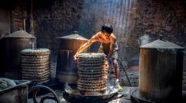 Kue keranjang atau *nian gao* yang lengket dan manis, bukan hanya hidangan lezat saat Imlek, tetapi juga simbol harapan akan kemakmuran dan persatuan keluarga. Makanan tradisional ini membawa filosofi mendalam yang relevan untuk kehidupan sehari-hari.