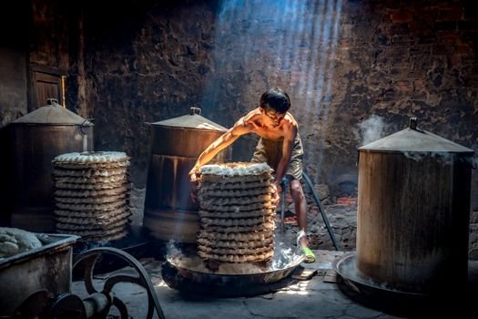 Kue keranjang atau *nian gao* yang lengket dan manis, bukan hanya hidangan lezat saat Imlek, tetapi juga simbol harapan akan kemakmuran dan persatuan keluarga. Makanan tradisional ini membawa filosofi mendalam yang relevan untuk kehidupan sehari-hari.