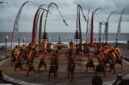 Pertunjukan barongsai yang penuh semangat di Indonesia, menunjukkan perpaduan apik antara tradisi Tionghoa dan kehangatan budaya lokal. Tarian ini melambangkan kegembiraan dan harapan, serta menjadi ikon penting dalam perayaan tahun baru Imlek.