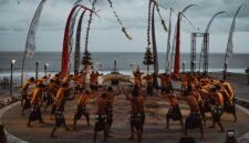 Pertunjukan barongsai yang penuh semangat di Indonesia, menunjukkan perpaduan apik antara tradisi Tionghoa dan kehangatan budaya lokal. Tarian ini melambangkan kegembiraan dan harapan, serta menjadi ikon penting dalam perayaan tahun baru Imlek.