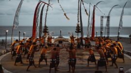 Pertunjukan barongsai yang penuh semangat di Indonesia, menunjukkan perpaduan apik antara tradisi Tionghoa dan kehangatan budaya lokal. Tarian ini melambangkan kegembiraan dan harapan, serta menjadi ikon penting dalam perayaan tahun baru Imlek.