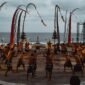 Pertunjukan barongsai yang penuh semangat di Indonesia, menunjukkan perpaduan apik antara tradisi Tionghoa dan kehangatan budaya lokal. Tarian ini melambangkan kegembiraan dan harapan, serta menjadi ikon penting dalam perayaan tahun baru Imlek.