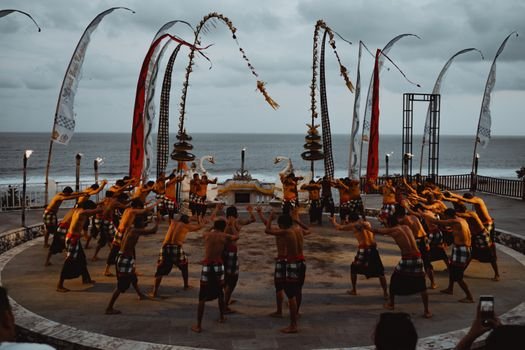 Pertunjukan barongsai yang penuh semangat di Indonesia, menunjukkan perpaduan apik antara tradisi Tionghoa dan kehangatan budaya lokal. Tarian ini melambangkan kegembiraan dan harapan, serta menjadi ikon penting dalam perayaan tahun baru Imlek.