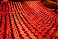 Lampion merah yang bersinar terang menjadi salah satu ornamen khas perayaan Imlek, melambangkan keberuntungan dan kegembiraan, sekaligus mengusir energi negatif dari lingkungan sekitar.